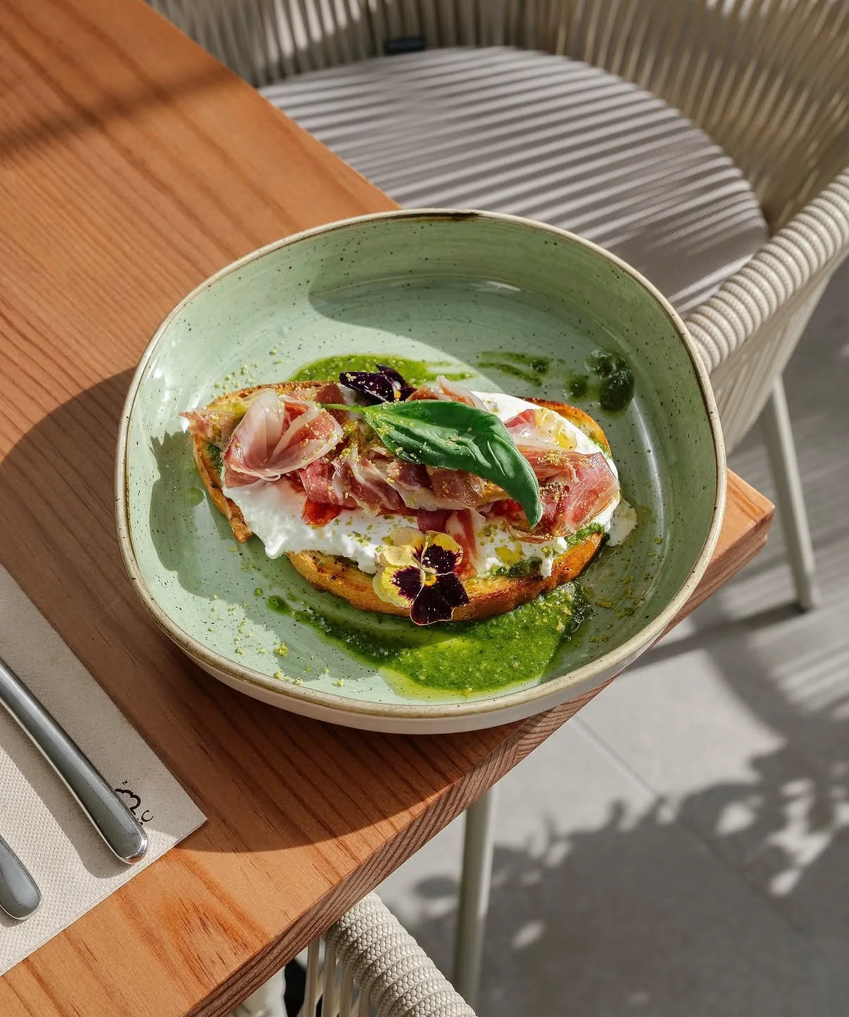 Tostada Gardenia con burrata, tomate y jamón